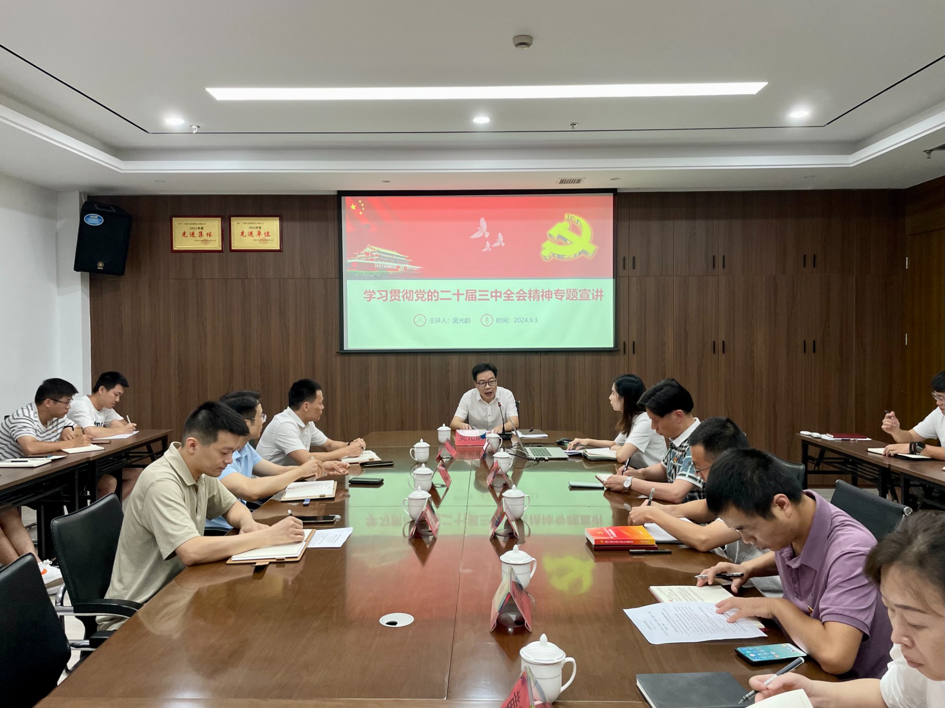 市交投集團(tuán)領(lǐng)導(dǎo)深入市交投物流集團(tuán)市交投勘察設(shè)計(jì)公司開(kāi)展聯(lián)系點(diǎn)工作，葉嵐清拍攝1.jpg